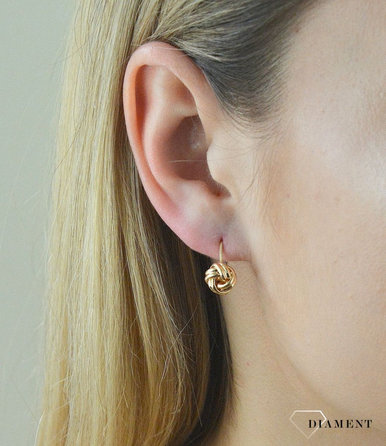 Złote kolczyki wiszące 585 KL 7996A. Złote kolczyki próby 585 o oryginalnym wyglądzie. Posiadają wygodne i bezpieczne zapięcie co gwarantuje komfort podczas użytkowania. Doskonałe jako prezent na wszelkie w.png